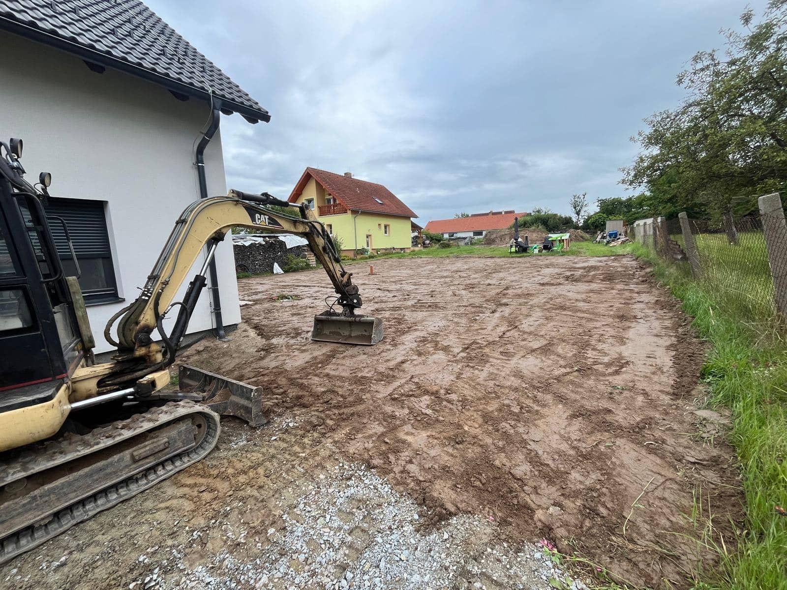 Bagr při úpravě terénu